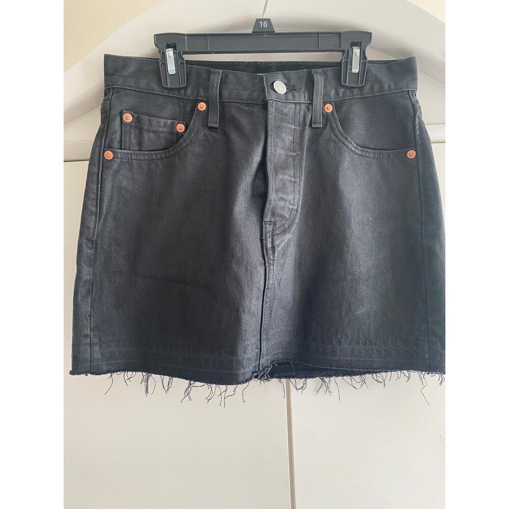 Levis NWOT Icon Black Coated Raw Hem Skirt 25